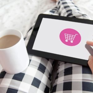 Uma pessoa com um tablet na mão em um site de compras online